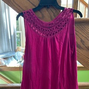 Sleeveless magenta with pretty weave front. Size XL. Very flattering.